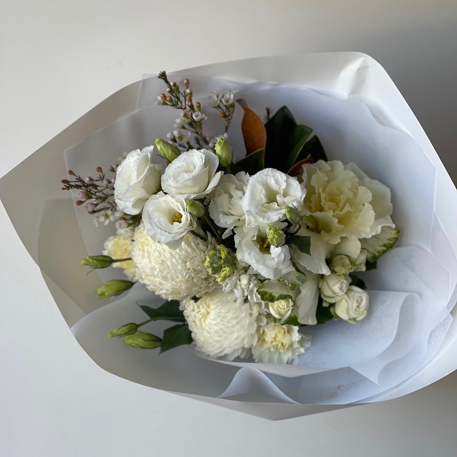 🤍 Rustic Bouquet – White & Green